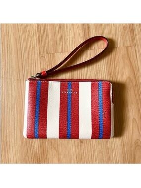 Coach Corner Zip Wristlet
With Stripe
Print # CT990